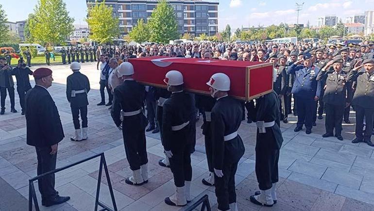 KKTC’de trafik kazasında ölen Topçu Teğmen Ali Osman Bayram, askeri törenle uğurlandı