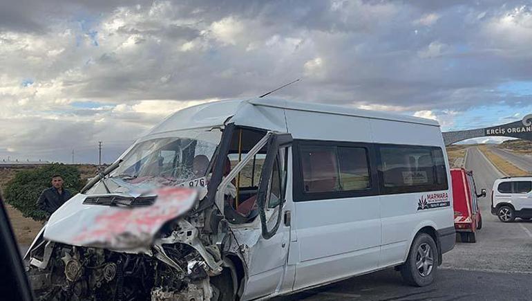 Van Erciş’te öğrenci servisi ile tır çarpıştı 14 yaralı