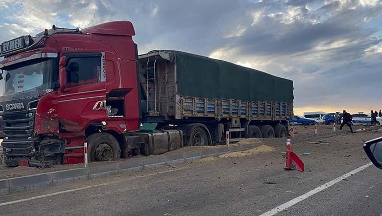 Van Erciş’te öğrenci servisi ile tır çarpıştı 14 yaralı