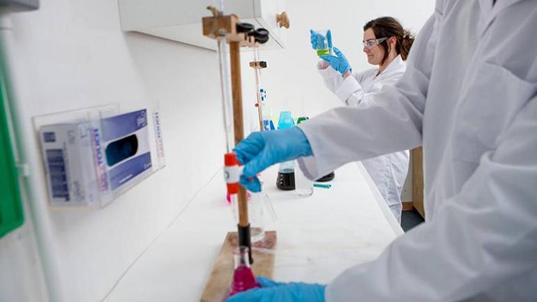 1 damlası eldiveni delip geçmiş Kendi deneyinin kurbanı oldu, binlerce insanı kurtardı