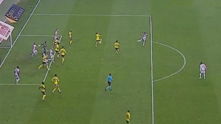 Samsunspor-Fenerbahçe maçında tartışma yaratan iki VAR incelemesi