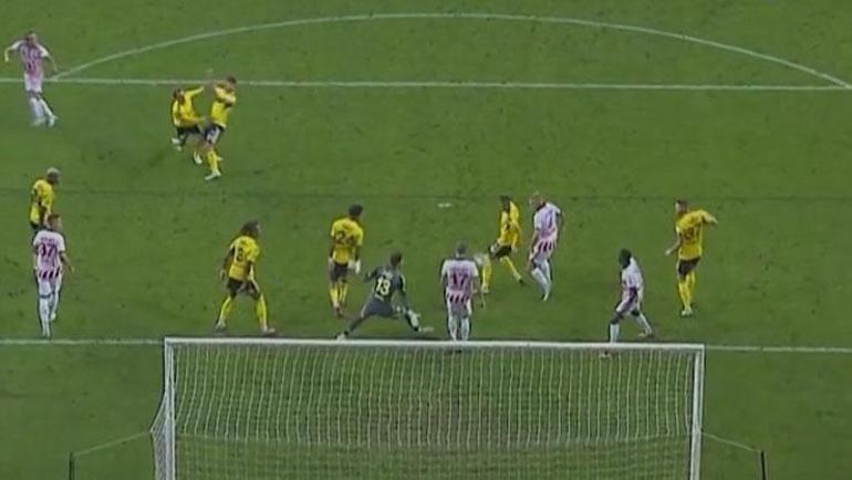 Samsunspor-Fenerbahçe maçında tartışma yaratan iki VAR incelemesi