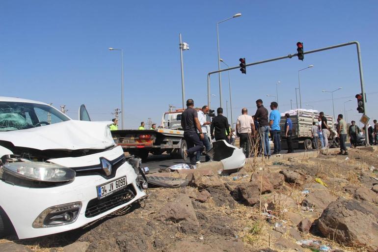 Diyarbakırda zincirleme kaza 6 araç karıştı, 12 kişi yaralandı