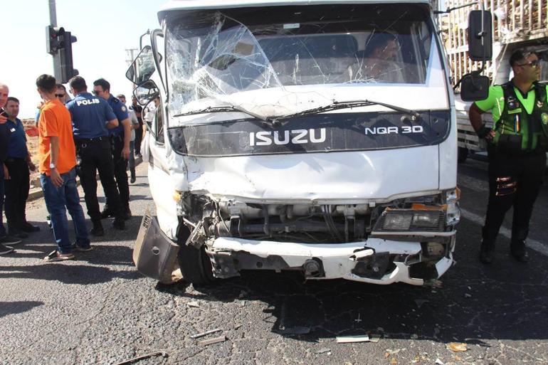 Diyarbakırda zincirleme kaza 6 araç karıştı, 12 kişi yaralandı