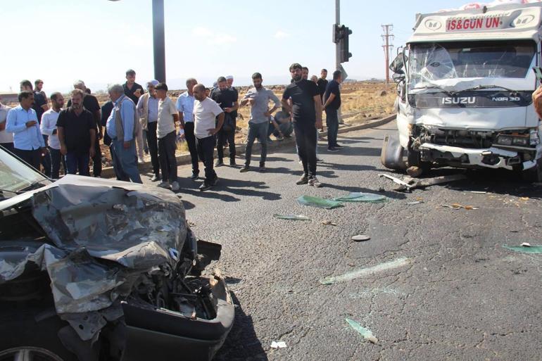 Diyarbakırda zincirleme kaza 6 araç karıştı, 12 kişi yaralandı