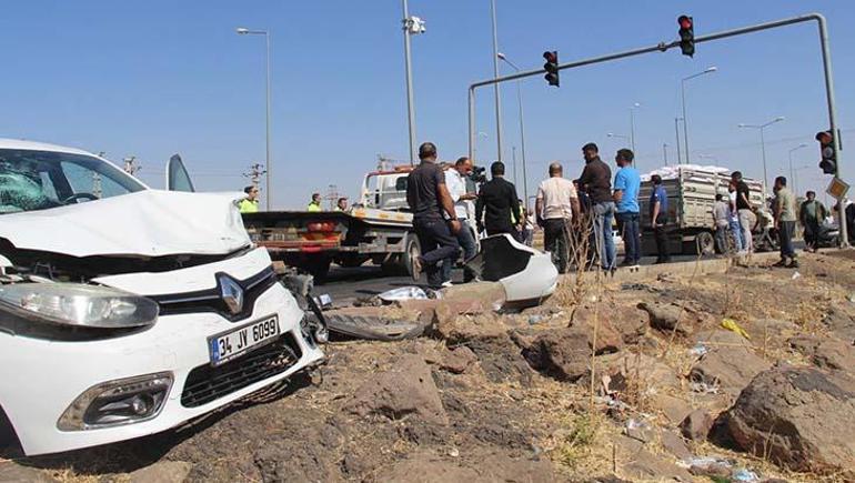 Diyarbakırda zincirleme kaza 6 araç karıştı, 12 kişi yaralandı