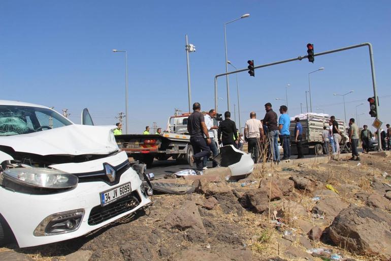 Diyarbakırda zincirleme kaza 6 araç karıştı, 12 kişi yaralandı