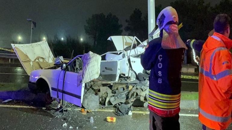 Tekirdağda feci kaza Aydınlatma direğine çarpan otomobil ikiye bölündü