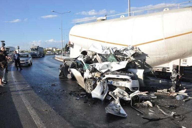 Korkunç kaza Kağıt gibi olan otomobilden saniyelerle kurtuluş