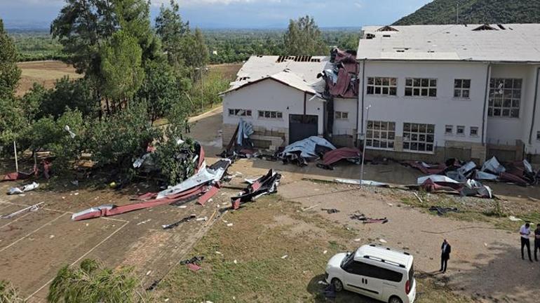 Adanada faciadan dönüldü Çocuklar dersteyken okulun çatısı uçtu