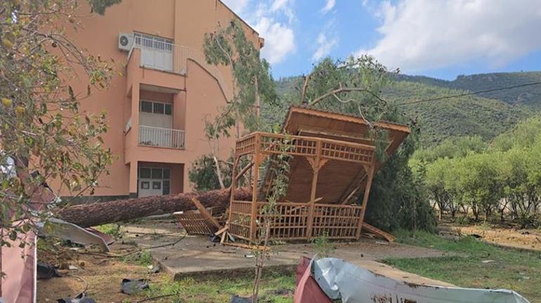 Adanada faciadan dönüldü Çocuklar dersteyken okulun çatısı uçtu