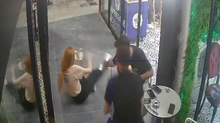 Talihsiz genç kız cam kapıya çarpıp savruldu Bu kapıda bir şey var gelip gidip çarpıyorlar