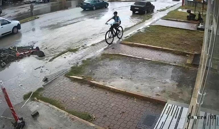 Hatayda kan donduran görüntü Bisikletiyle yağmur suyu dolu çukura düştü