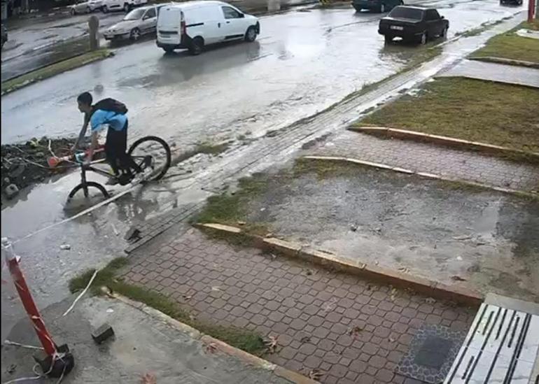 Hatayda kan donduran görüntü Bisikletiyle yağmur suyu dolu çukura düştü