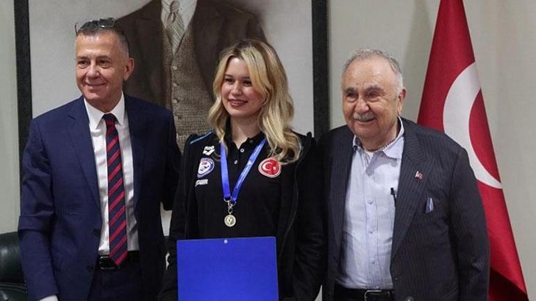 Milli yüzücü Defne Kurta okulunda coşkulu karşılama