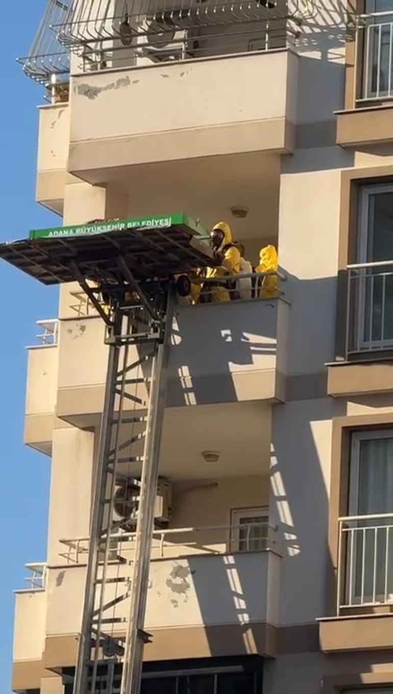 Cenazesi asansörlü araçla çıkarıldı Kötü koku ihbarı korkunç gerçeği ortaya çıkardı