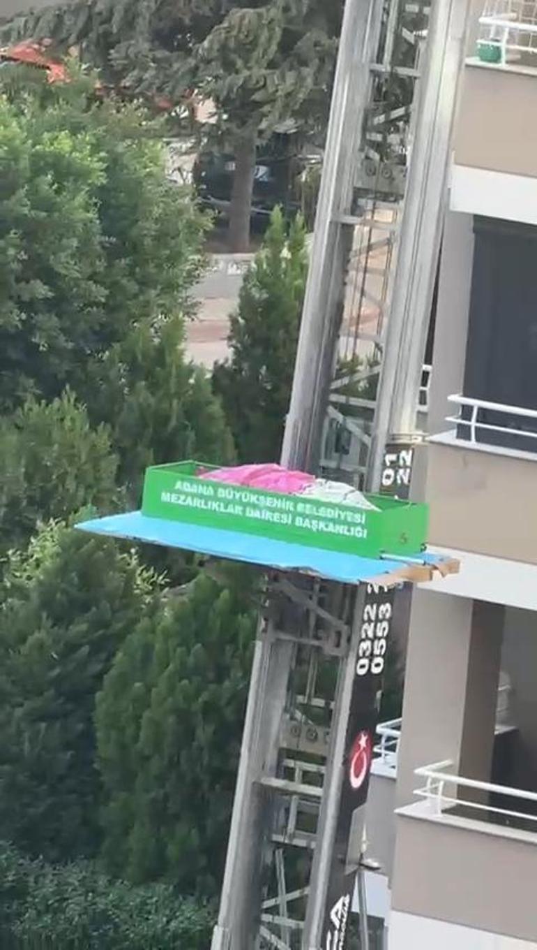 Cenazesi asansörlü araçla çıkarıldı Kötü koku ihbarı korkunç gerçeği ortaya çıkardı