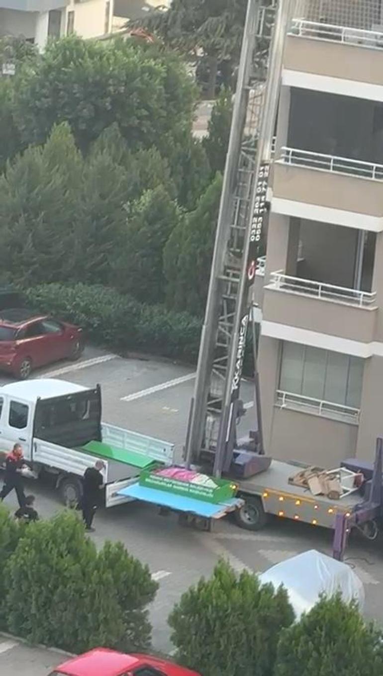 Cenazesi asansörlü araçla çıkarıldı Kötü koku ihbarı korkunç gerçeği ortaya çıkardı