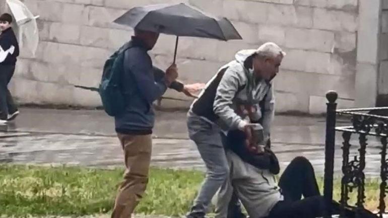 İstanbulun göbeğinde dehşet Önce yerde sürükledi; sonra kaldırım taşıyla darbetti