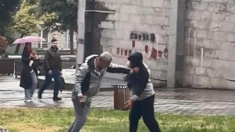 İstanbulun göbeğinde dehşet Önce yerde sürükledi; sonra kaldırım taşıyla darbetti