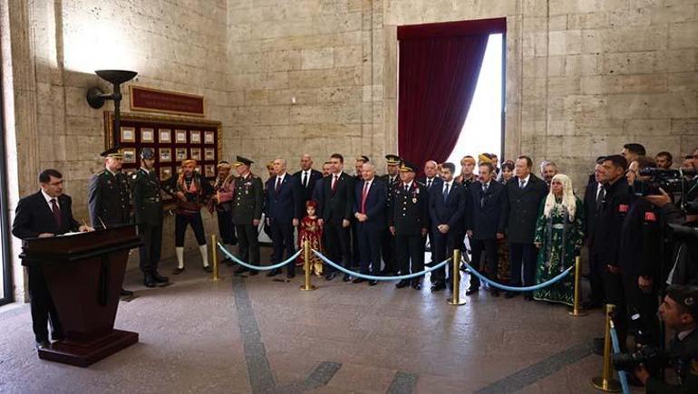 Vali Şahin, Ankaranın başkent oluşunun 102. yılı dolayısıyla Anıtkabiri ziyaret etti