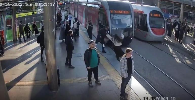 Tramvayın geldiğini görmedi Güvenlik görevlisi genç kızı ölümden çekip aldı