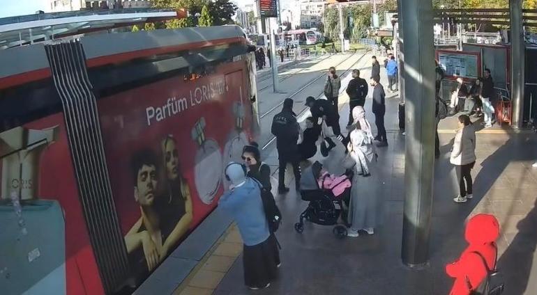 Tramvayın geldiğini görmedi Güvenlik görevlisi genç kızı ölümden çekip aldı