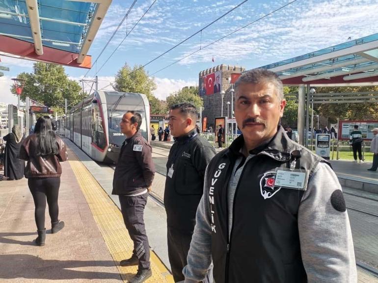 Tramvayın geldiğini görmedi Güvenlik görevlisi genç kızı ölümden çekip aldı
