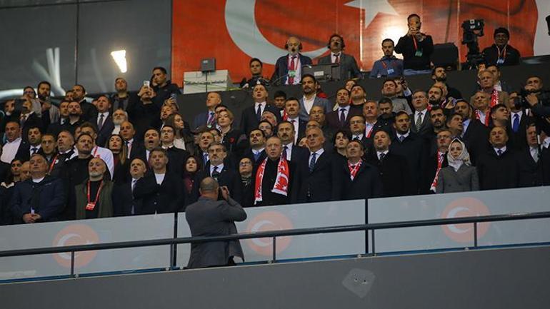 Türkiye - Gürcistan maçında anlamlı koreografi