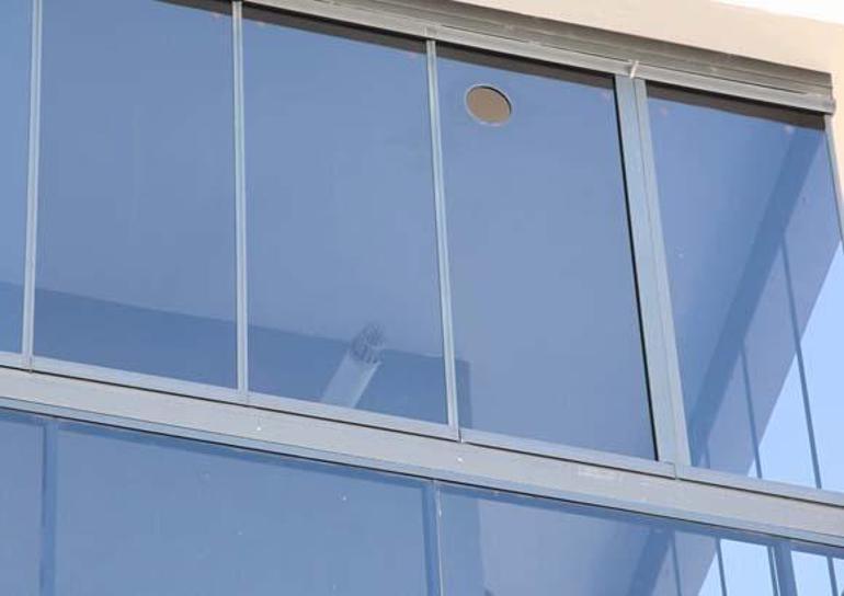 Yeni yaptırılan cam balkon anne ve oğlunun sonu oldu Zehirli evin içine sızdı