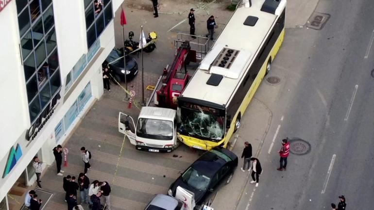 İstanbulda İETT otübüsü durağa daldı Korkunç anlar ortaya çıktı