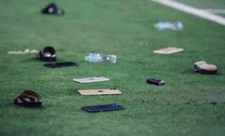 Katardaki olaylı maçta sahaya telefon ve araba anahtarı attılar