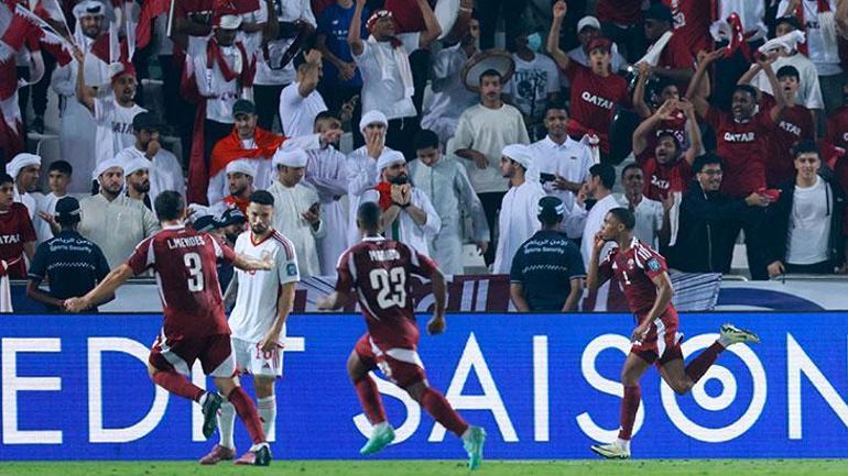 Katardaki olaylı maçta sahaya telefon ve araba anahtarı attılar