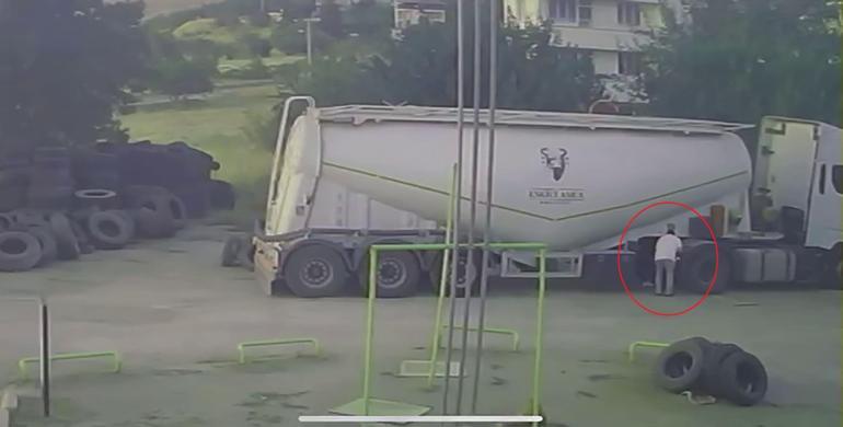 TIRın lastiği bomba gibi patladı Bu hale geldi