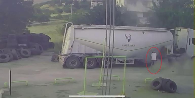 TIRın lastiği bomba gibi patladı Bu hale geldi