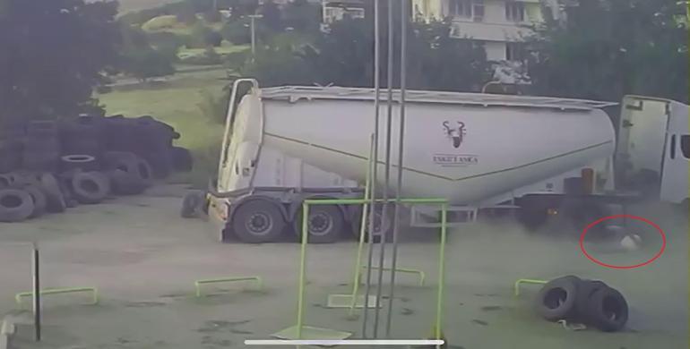 TIRın lastiği bomba gibi patladı Bu hale geldi