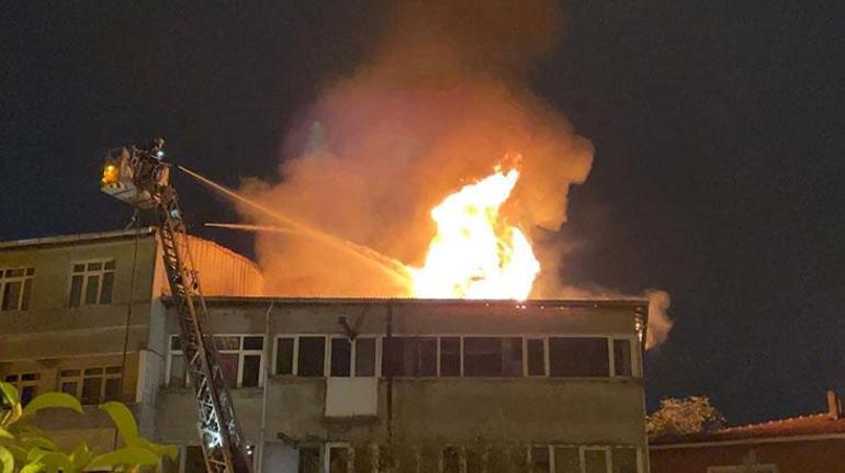 Beyoğlu’nda bir iş yerinin çatısı alev alev yandı