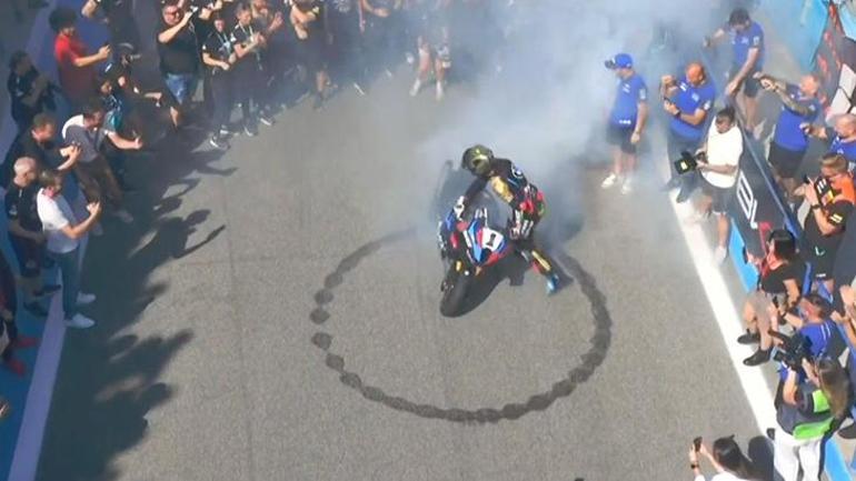 Toprak Razgatlıoğlu Superbiketa şampiyon oldu Rakibinin skandal hareketi tepki çekti