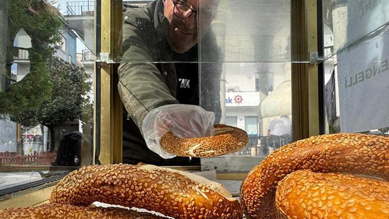 Engelli simitçiden yürek ısıtan iyilik: Parası olana da olmayana da simit veriyorum