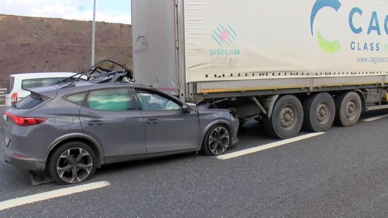 Sancaktepede feci kaza Otomobil TIRın altında kaldı