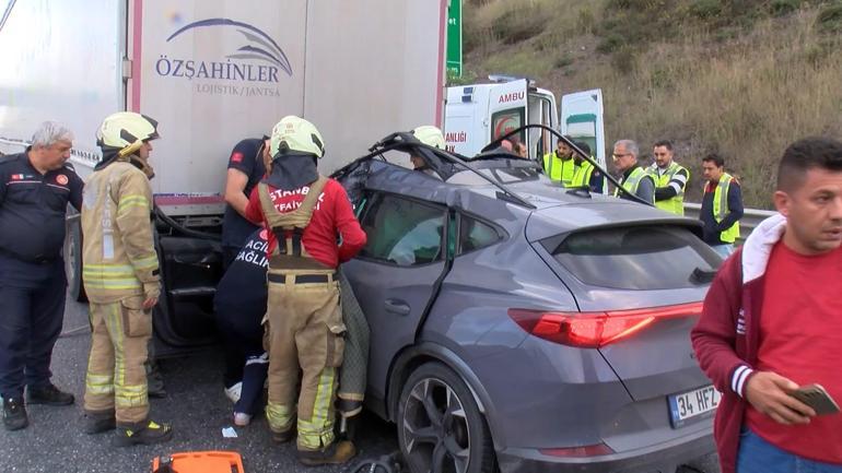 Sancaktepede feci kaza Otomobil TIRın altında kaldı