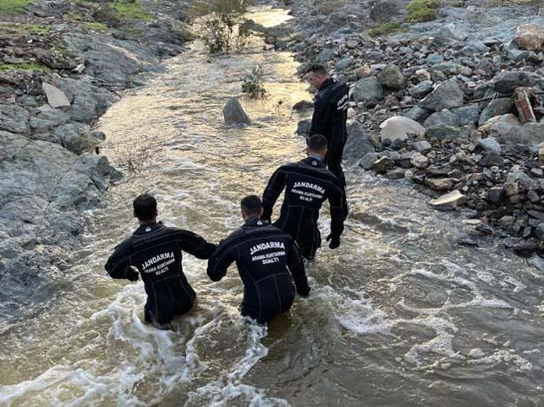 Foçada Bülent Kaptanoğlunun sele kapılmasına tanıklık eden aile o anları anlattı: Telefonla konuşuyordu
