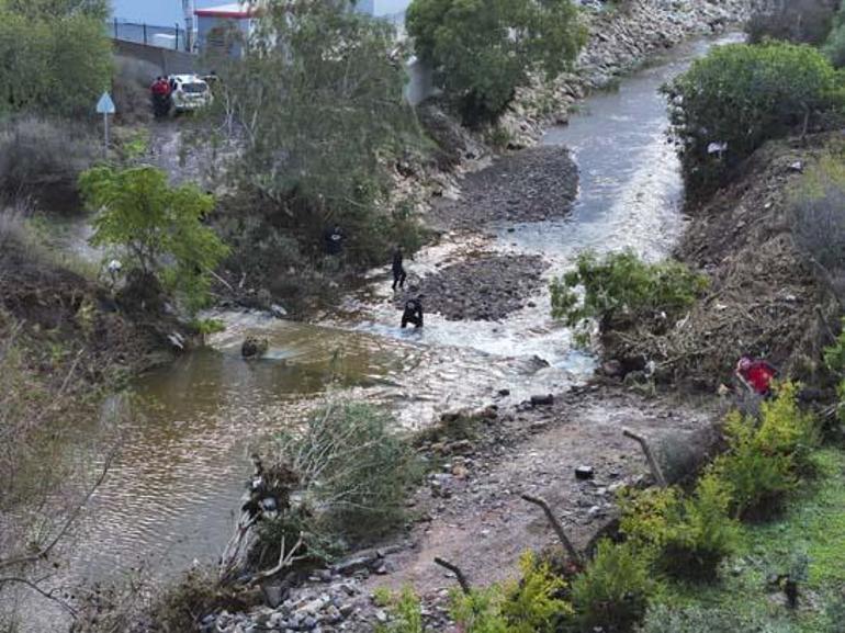 Foçada Bülent Kaptanoğlunun sele kapılmasına tanıklık eden aile o anları anlattı: Telefonla konuşuyordu