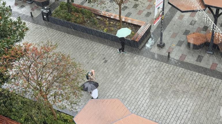 Dolu uyarısı gelmişti İstanbulda şiddetli sağanak yağış başladı