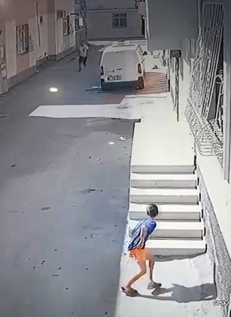 Kovaladığı çocuğu ayak bileğinden tutup acımasızca yere fırlattı Kan donduran görüntü