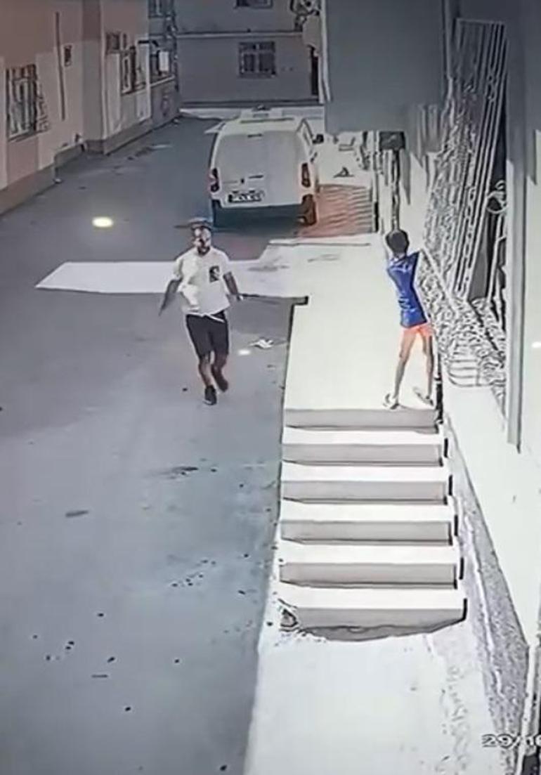 Kovaladığı çocuğu ayak bileğinden tutup acımasızca yere fırlattı Kan donduran görüntü