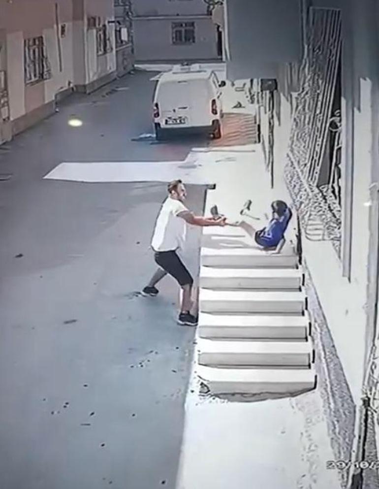 Kovaladığı çocuğu ayak bileğinden tutup acımasızca yere fırlattı Kan donduran görüntü