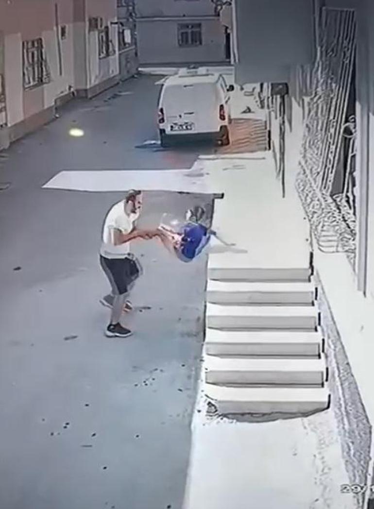 Kovaladığı çocuğu ayak bileğinden tutup acımasızca yere fırlattı Kan donduran görüntü