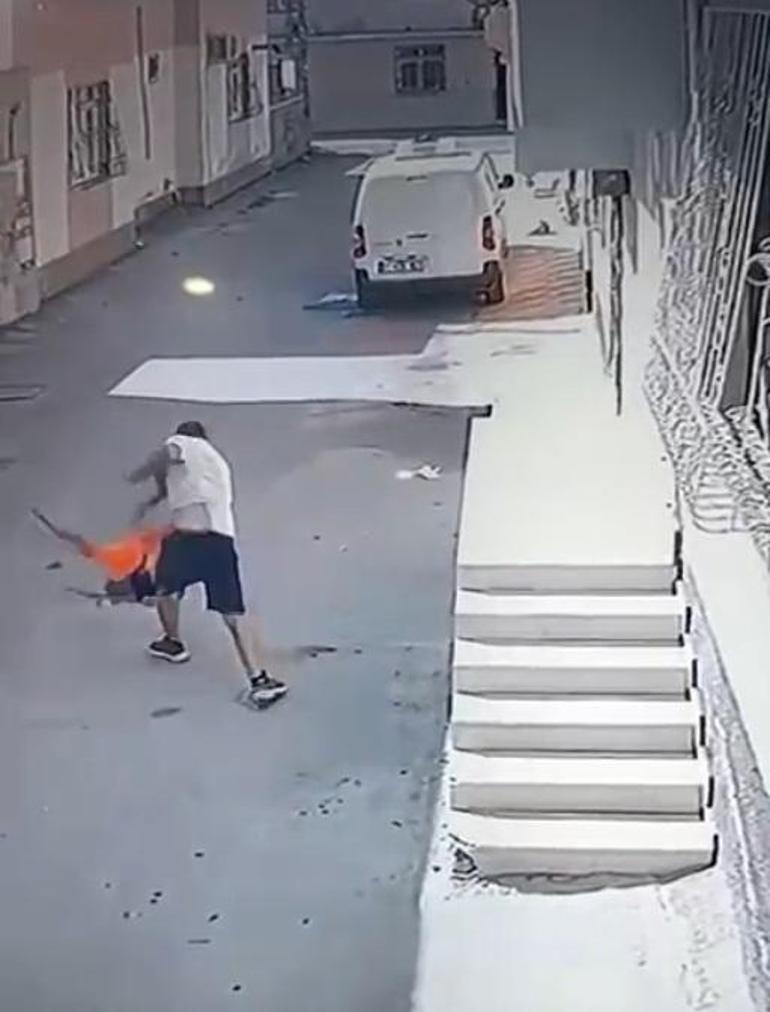 Kovaladığı çocuğu ayak bileğinden tutup acımasızca yere fırlattı Kan donduran görüntü