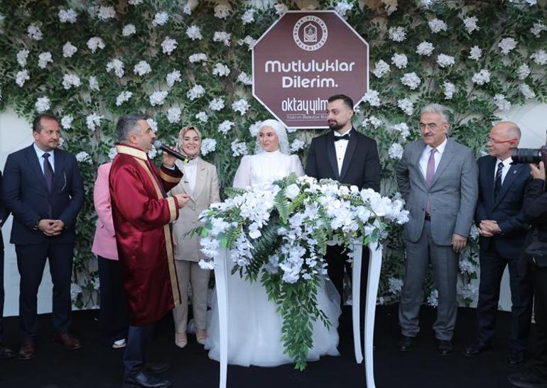 6904e2eeb825a93f9900dcce Bakan Göktaş, evlilik kredisi desteğinden faydalanan çiftin nikah şahidi oldu